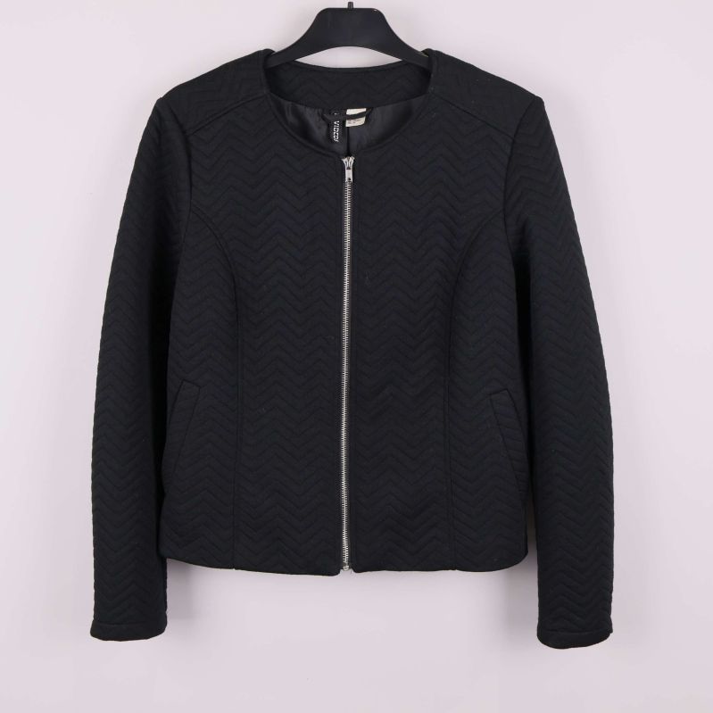 Svart quiltad jacka framsida