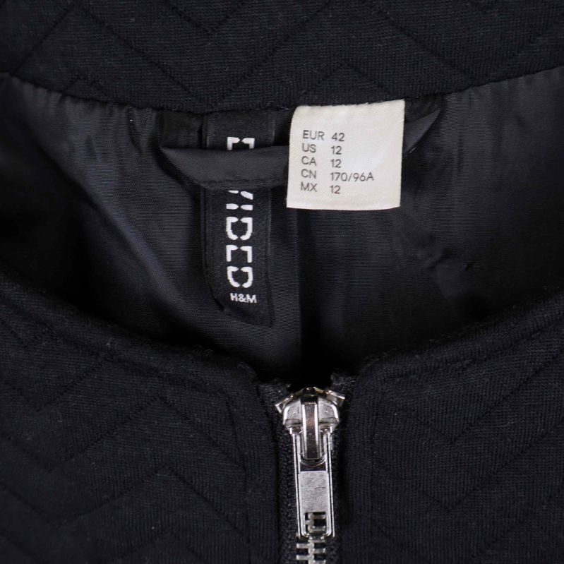 Etikett i nacken för H&M svart jacka, storlek 42