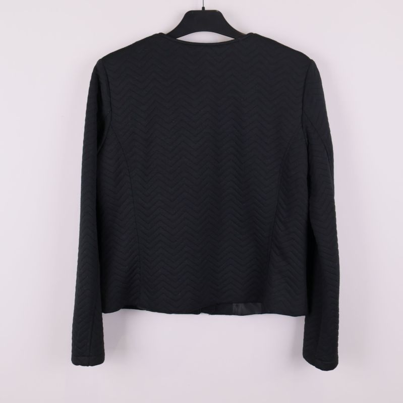 Svart quiltad jacka baksida