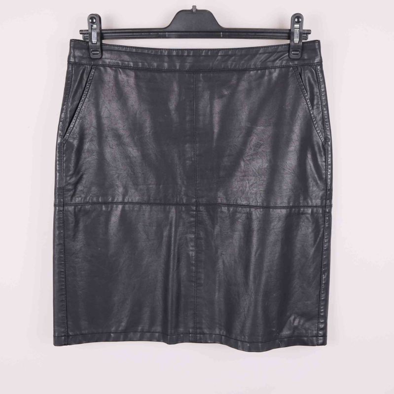 Svart pennkjol i konstläder sedd framifrån 