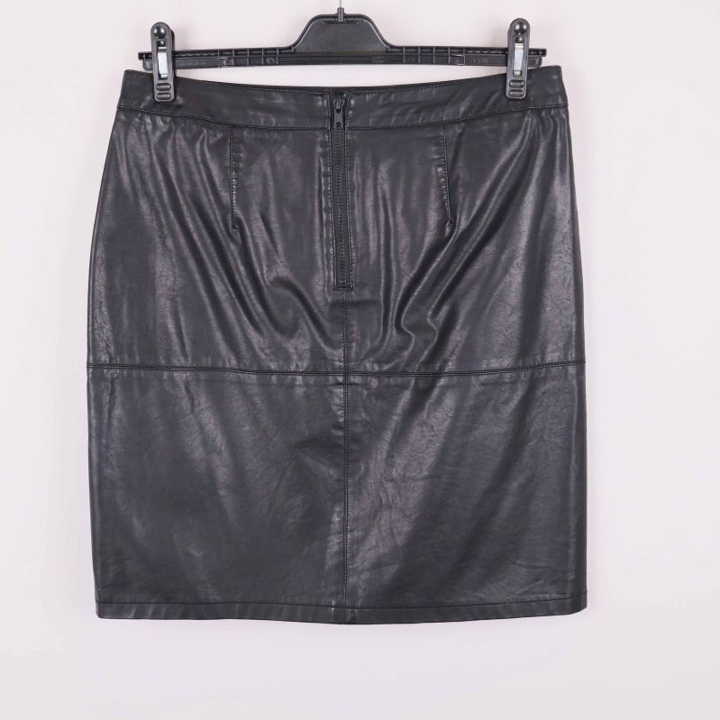 Svart konstläderkjol sedd bakifrån 