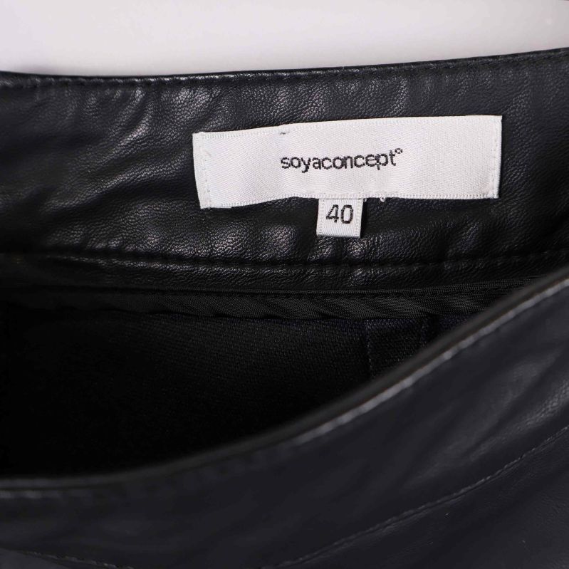 Etikett med varumärket soyaconcept och storlek 40 i midjan