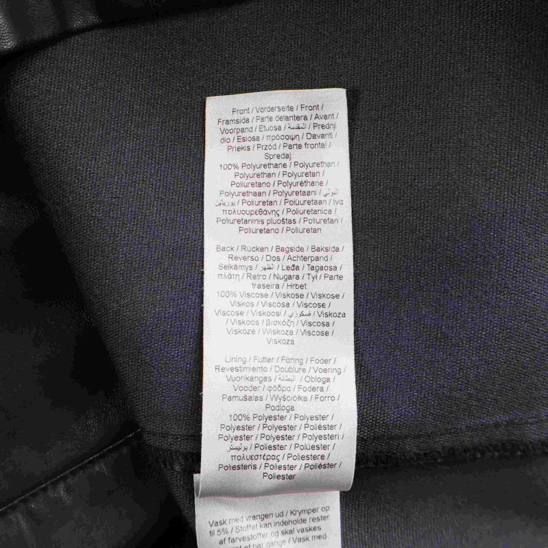 Materiallapp med information på flera språk om kjolens sammansättning