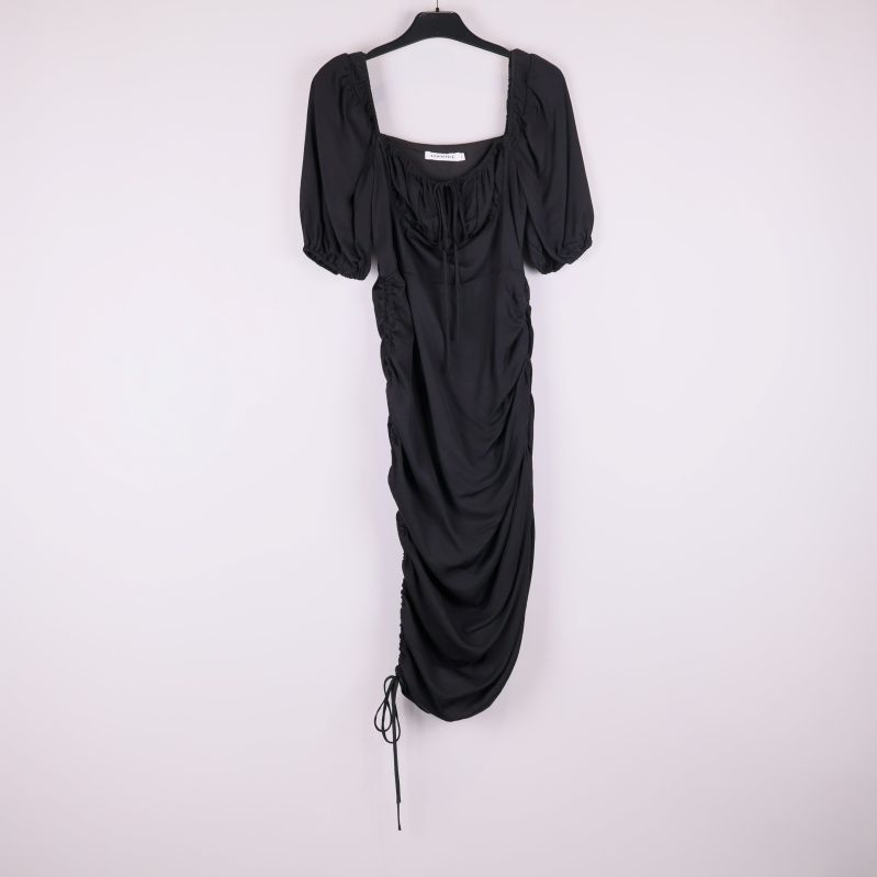 Svart maxiklänning med puffärm framifrån