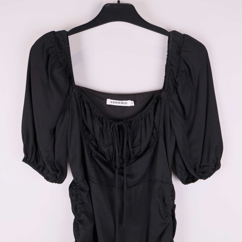 Fyrkantig ringning och puffärm i närbild