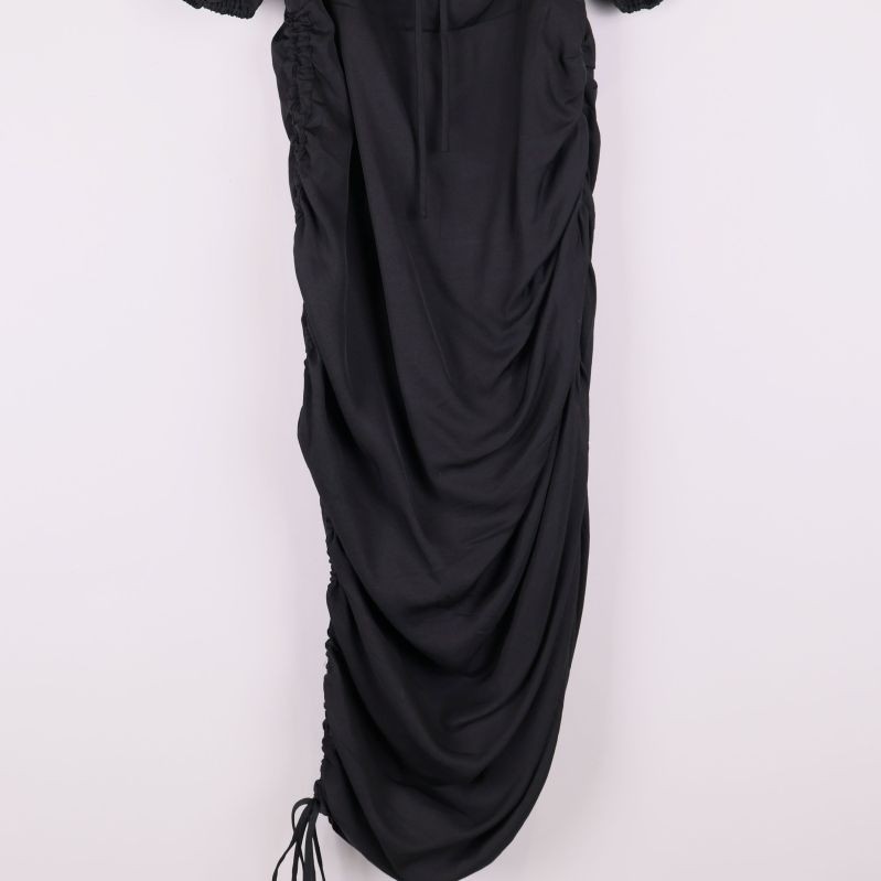 Dragsko och drapering längs nederkant på svart klänning