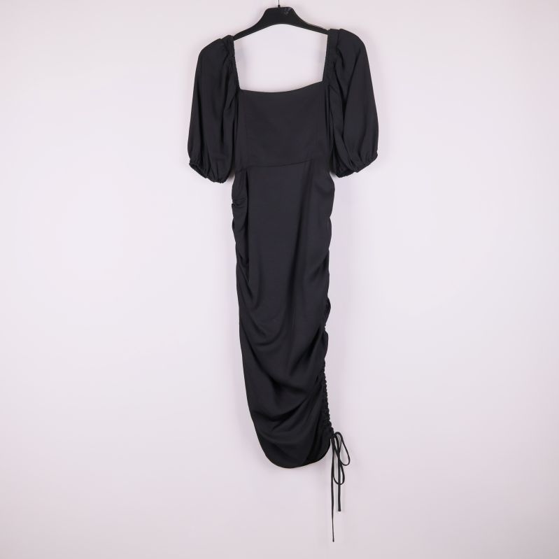 Svart maxiklänning med puffärm bakifrån 