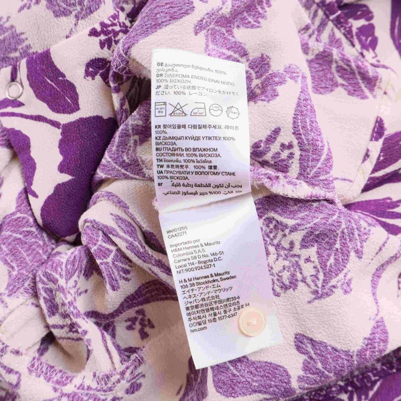 Material- och tvättrådsetikett för blommig omlottblus