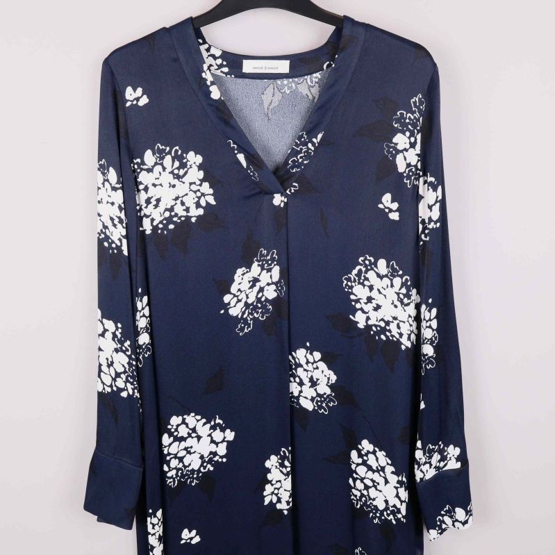 Övre del av klänning framifrån, fokus på blommönster och manschett