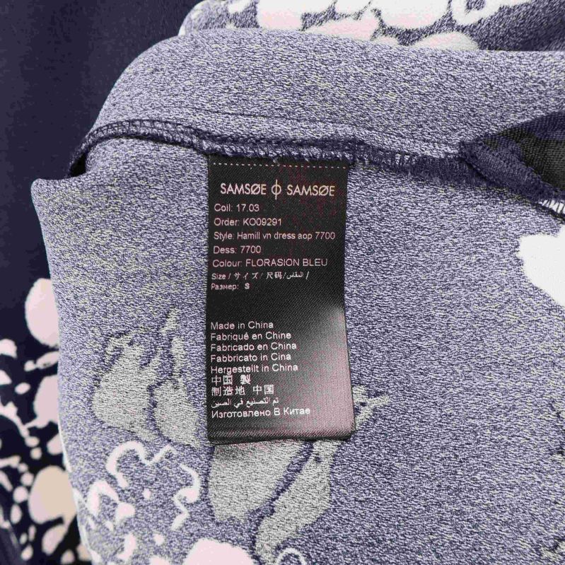 Material- och tvättrådsetikett på insidan, svart med vit text