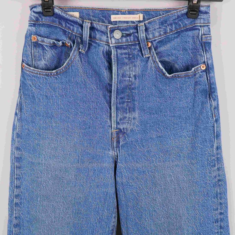 Närbild på framsida och midja med knapplist på jeans