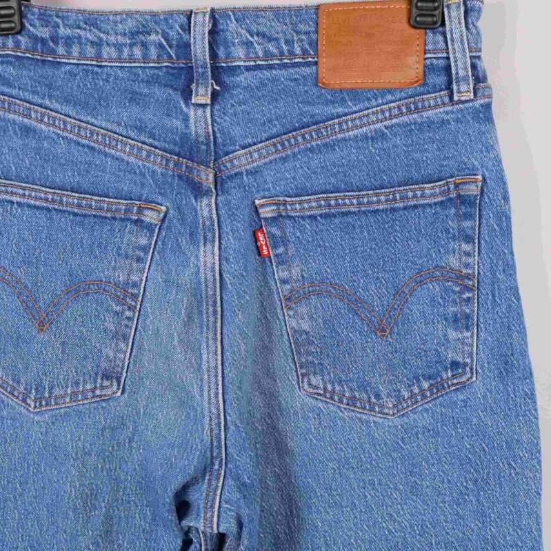 Närbild på jeansens bakfickor och etikett