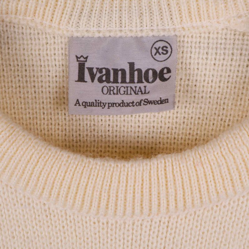 Närbild på Ivanhoe-märkesetikett och storlek XS vid halsringningen