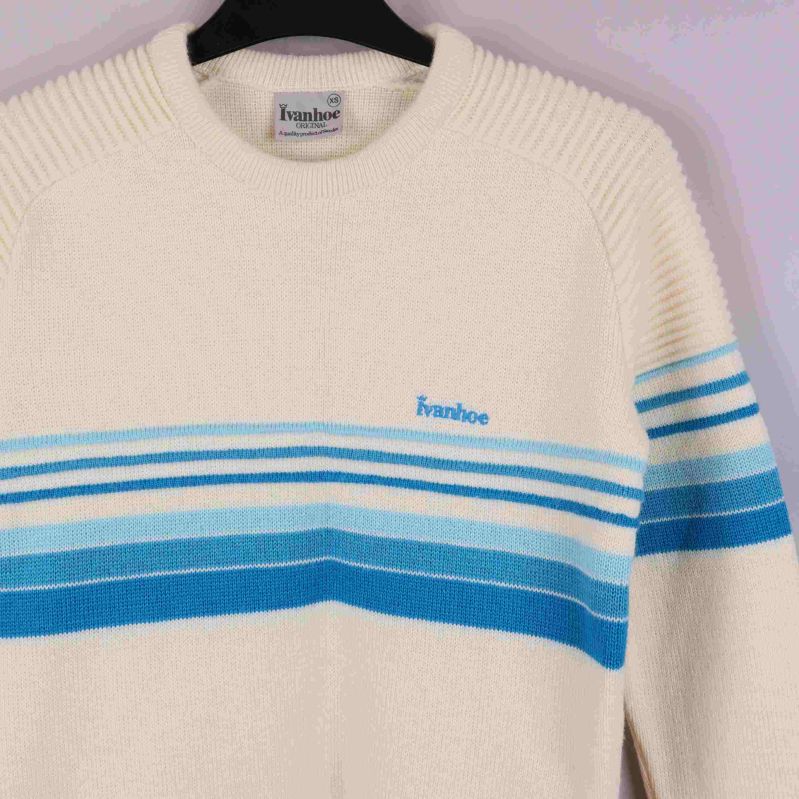 Närbild framtill på stickad tröja och blå ränder