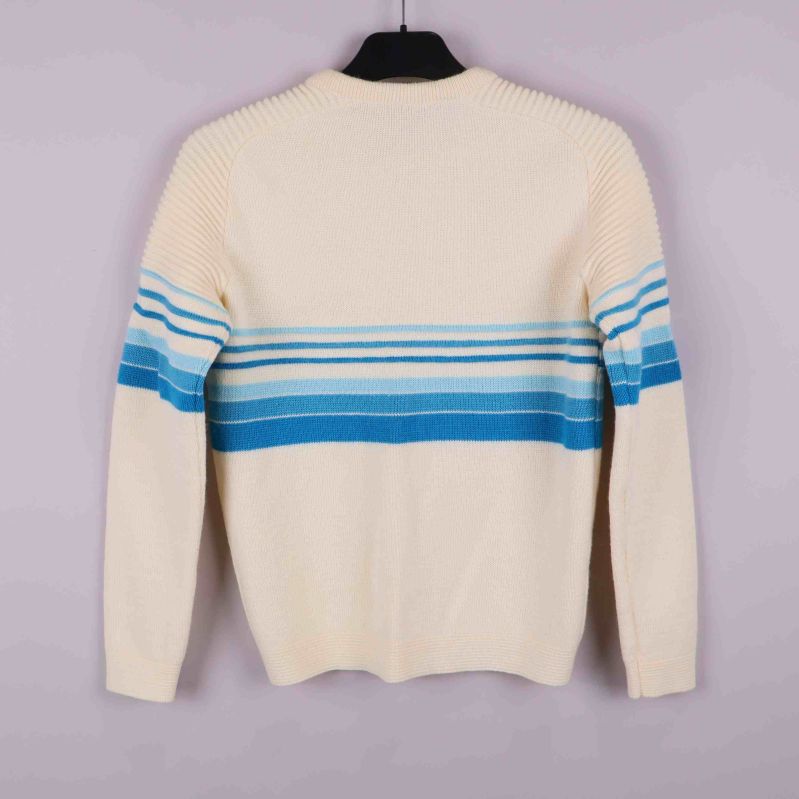 Baksida av stickad tröja med blå ränder