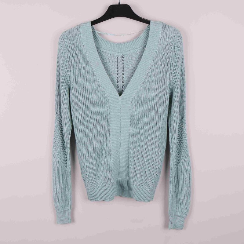 Stickad ljusblå tröja bakifrån 