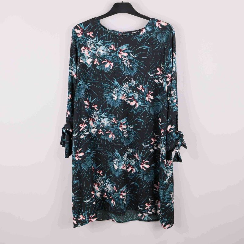 Framsidan av kort blommig klänning med långa ärmar och knytband