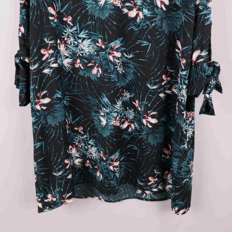 Närbild på nederdel av klänningen som visar knytbandsdetalj