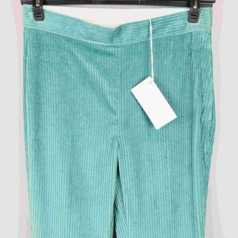 Närbild på midja och struktur på byxorna