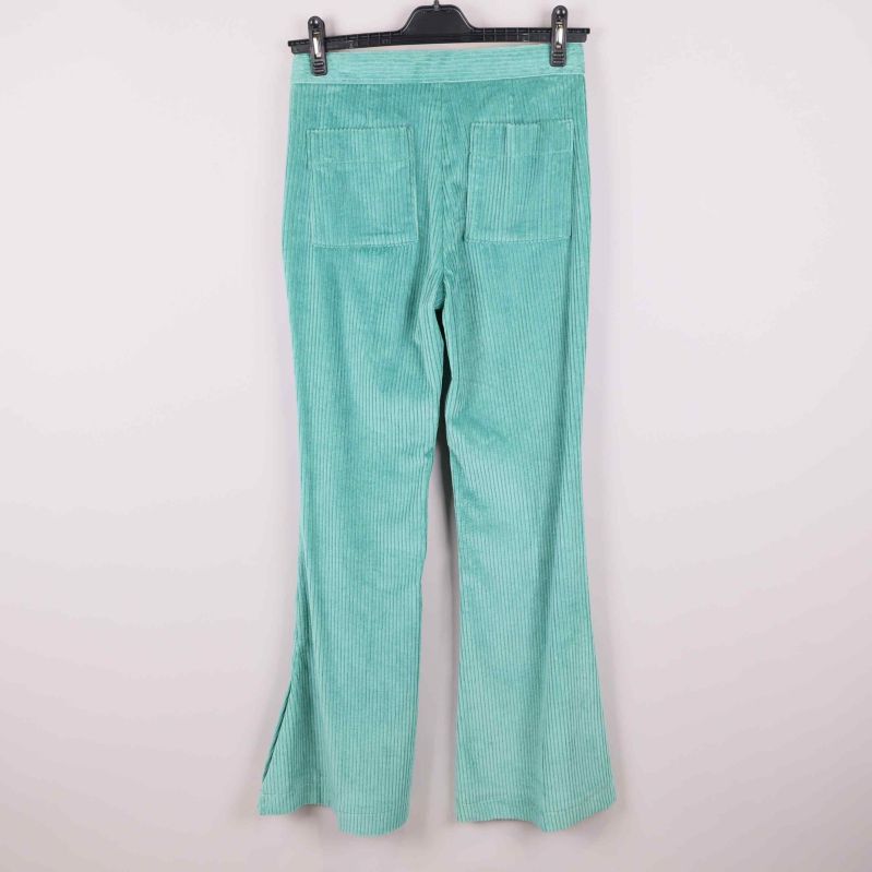 Baksida av gröna byxor med två bakfickor