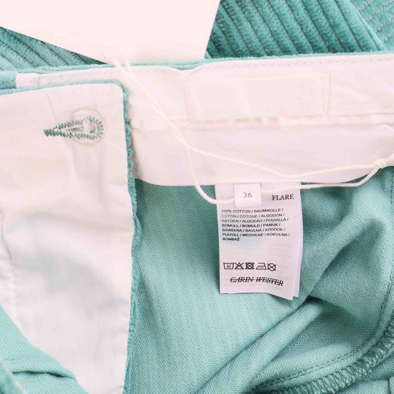 Tvätt- och materiallapp inuti byxorna med storleksangivelse