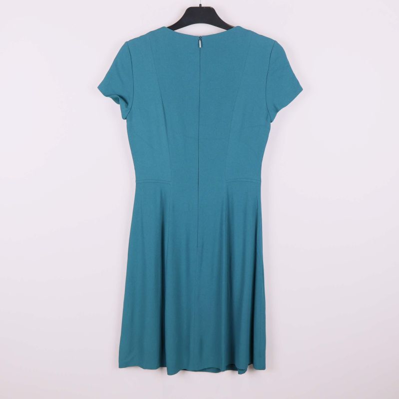 Baksida av blågrön klänning med dragkedja i ryggen