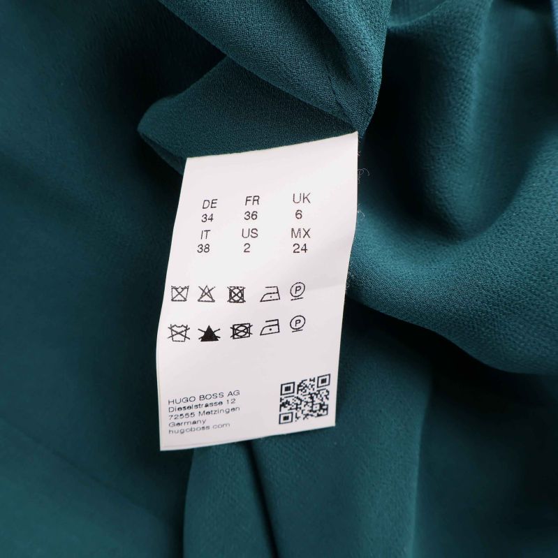 Tvättetikett med storleksangivelser inuti plagget