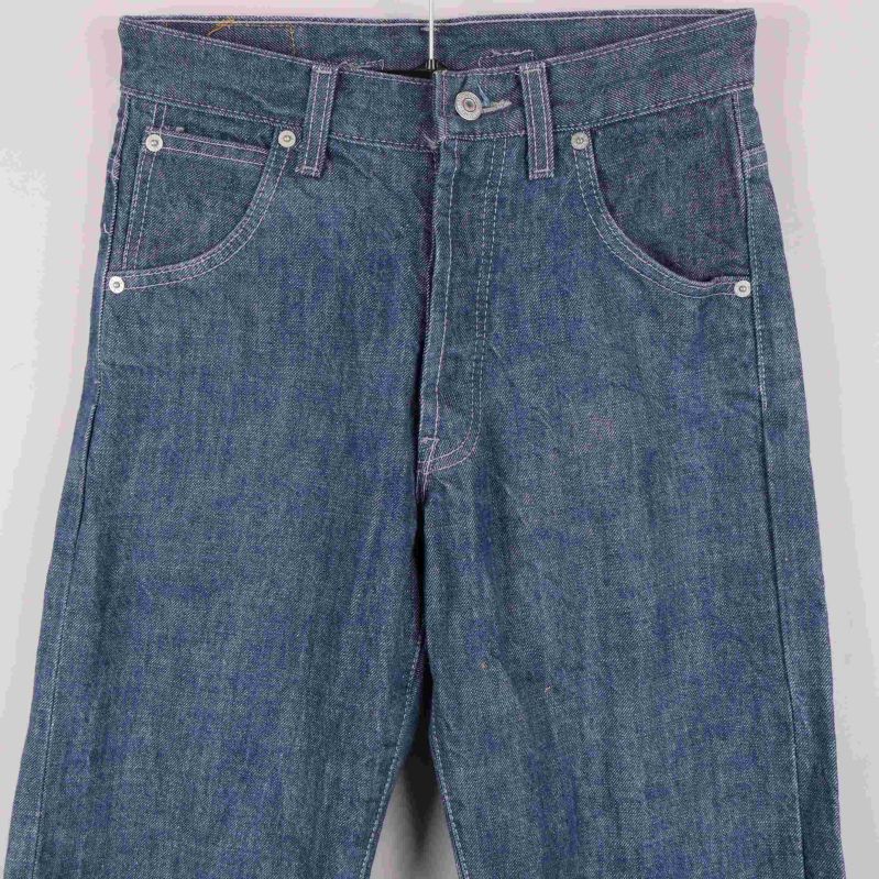 Främre fickor och midja på raka jeans