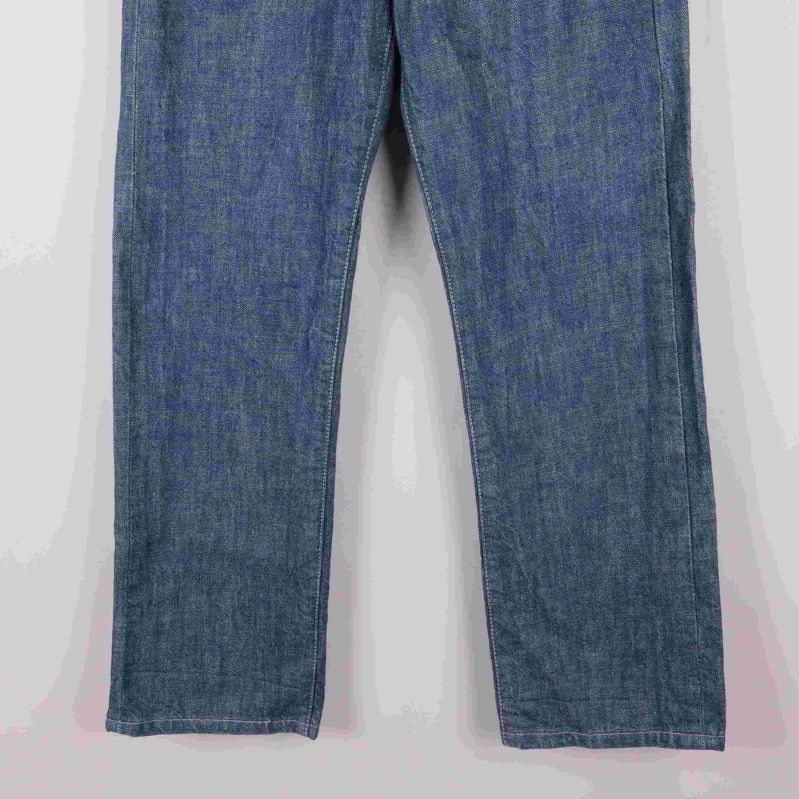 Jeansbenets nedre del på blå jeans