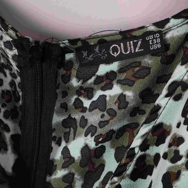 Närbild på etikett med Quiz och storlekar