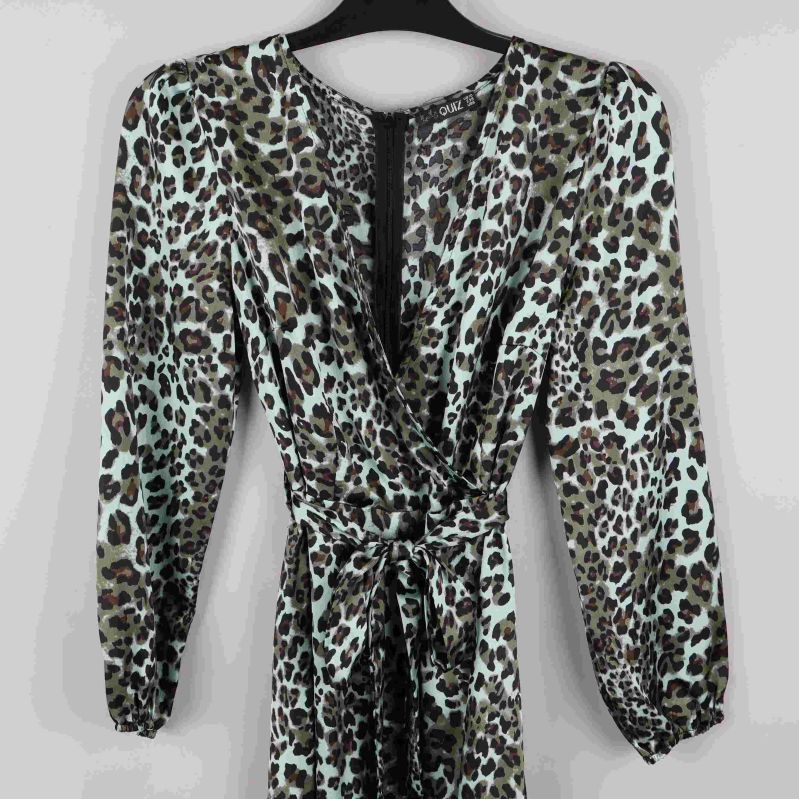 Detalj av omlottknytning och v-ringning framtill