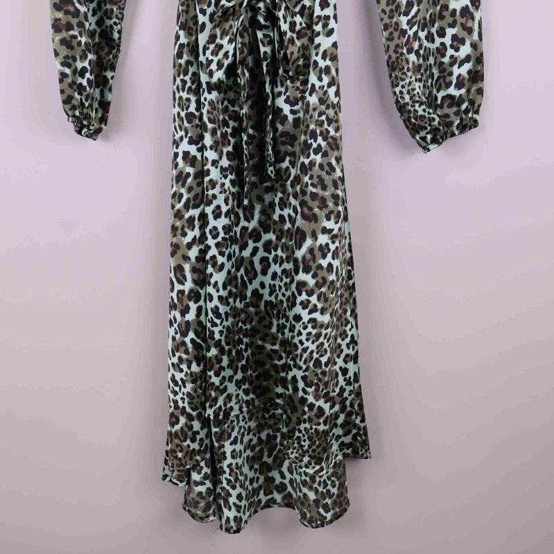 Nederdel av leopardmönstrad klänning i närbild