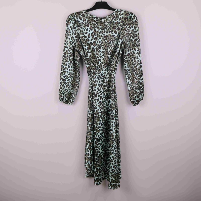 Leopardmönstrad klänning bakifrån med lätt vidd