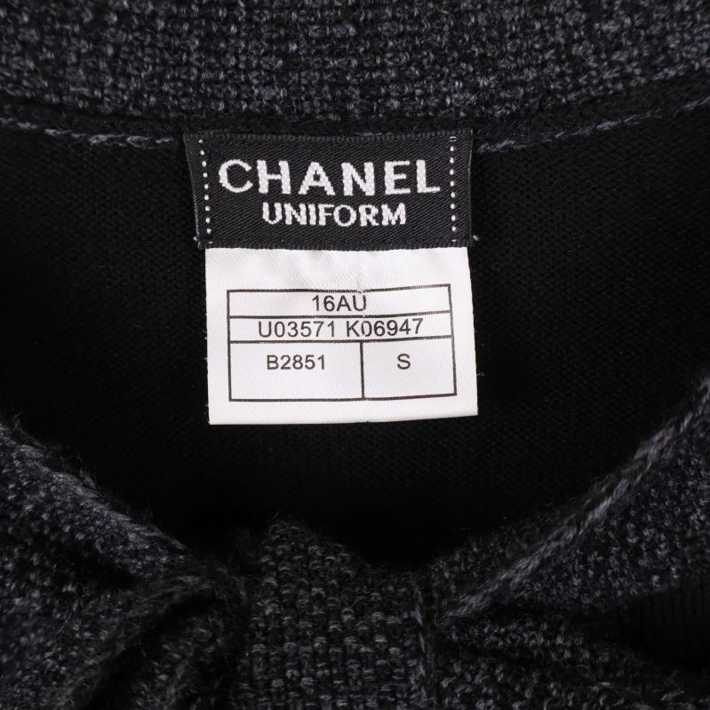 Närbild på Chanel -etikett inuti koftan