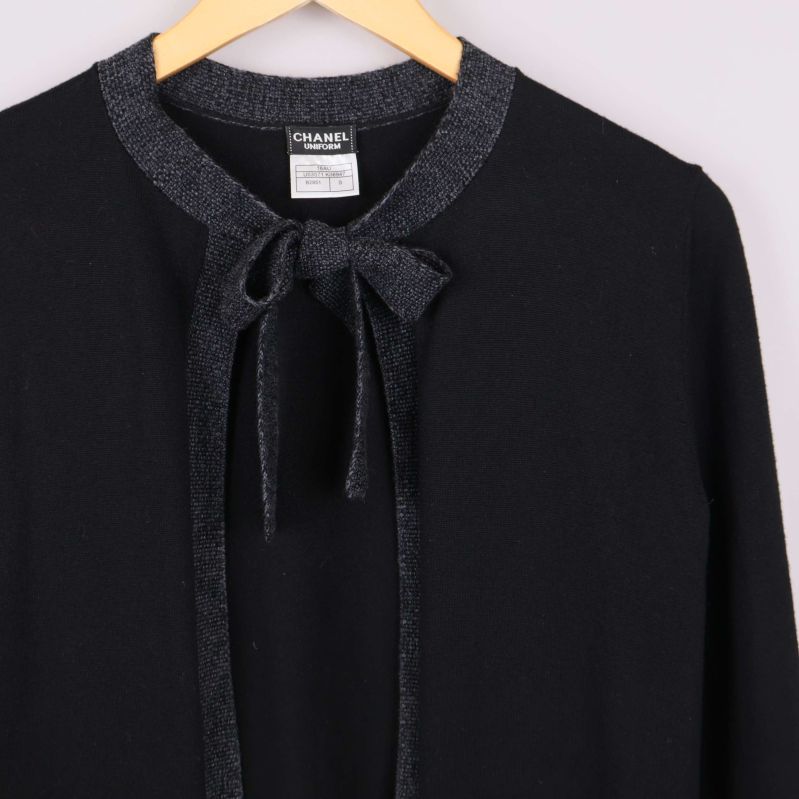 Närbild på rosett och halsringning med glitterkant