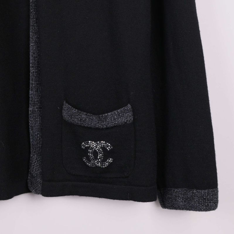 Närbild på ficka med Chanel-logga i pärlor och grå kant