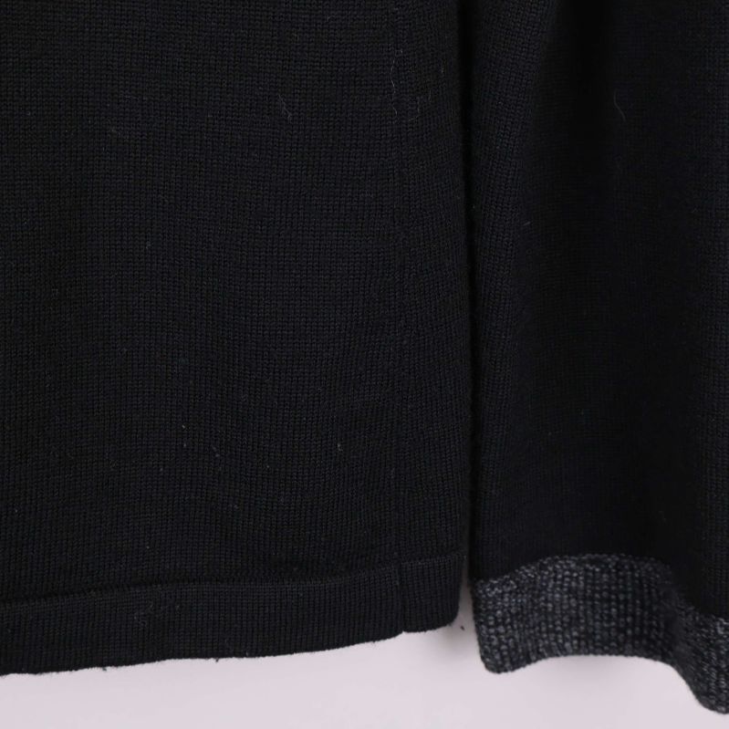 Närbild av nederkant med grå glittrande avslut