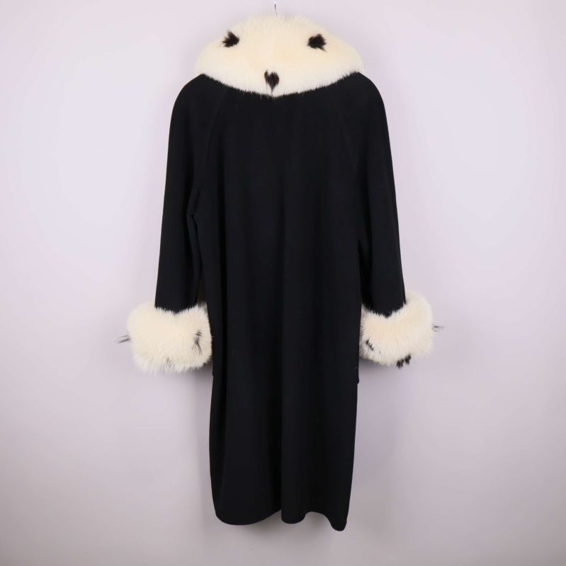 Svart kappa bakifrån med pälskrage och manschetter