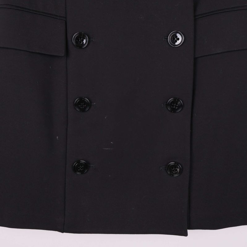 Närbild på knappar på svart kjol