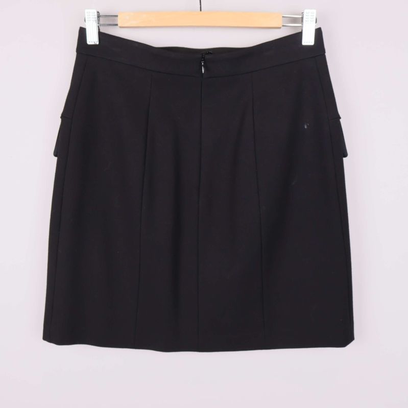 Baksida av svart kjol  med dragkedja