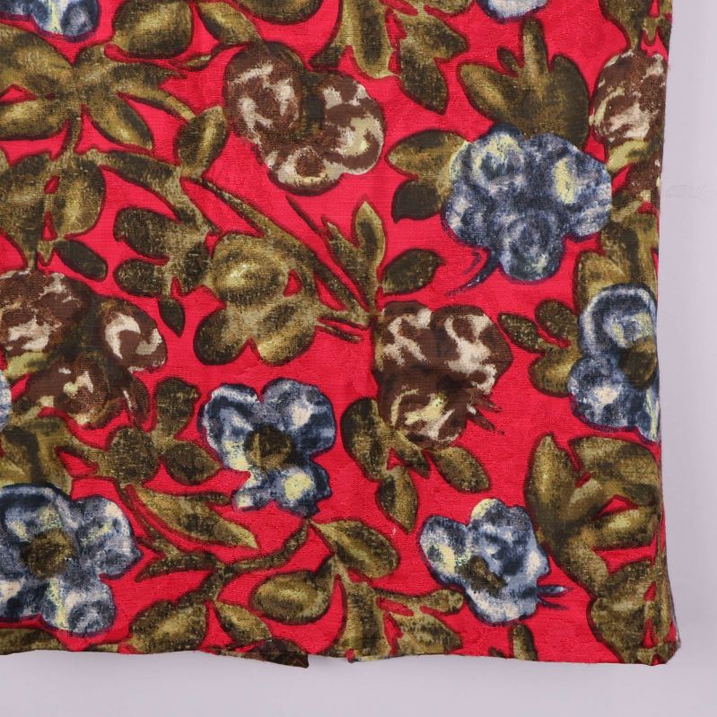 Närbild på kjolens nedre del och blommönster