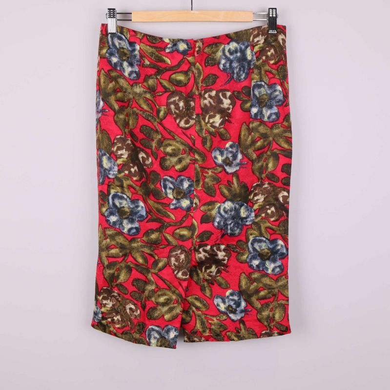 Pennkjol med blommönster i rött, blått och grönt hängande bakifrån