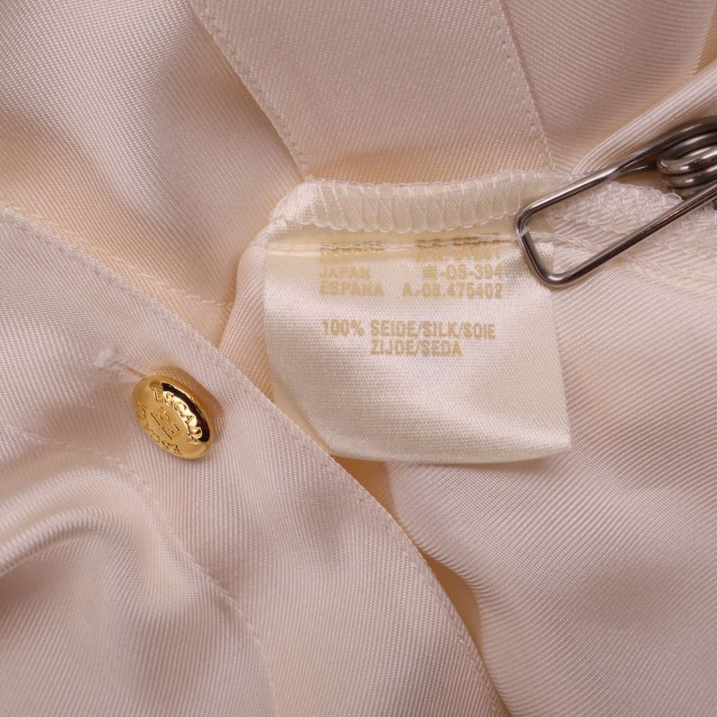 Närbild på materialetikett med text 100% siden i skjorta