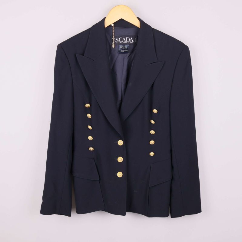 Marinblå kavaj med guldknappar på galge