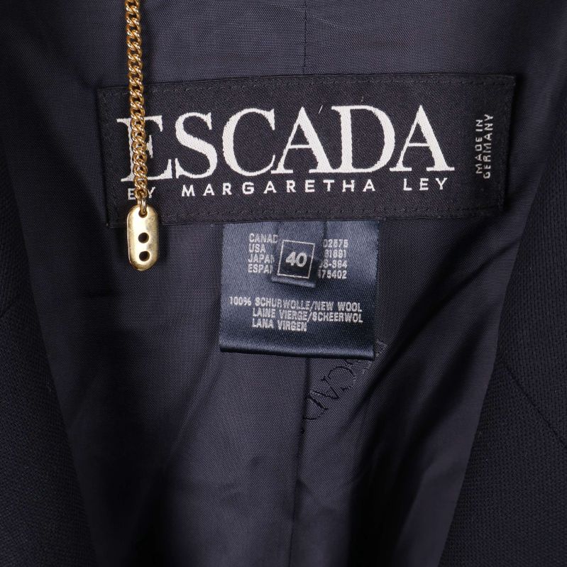 Escada logotyp och storlekslapp i nacken