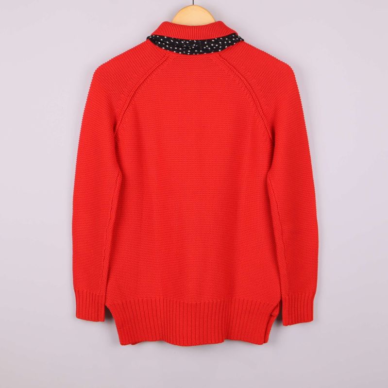 Röd kofta bakifrån med svartprickig kant på kragen