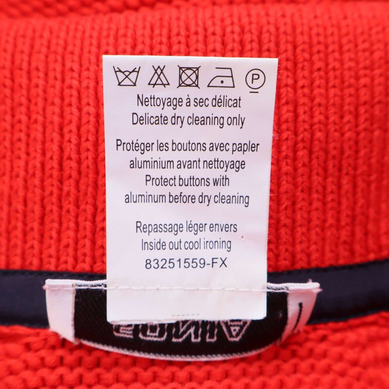 Tvättrådsetikett med information om kemtvätt för koftan