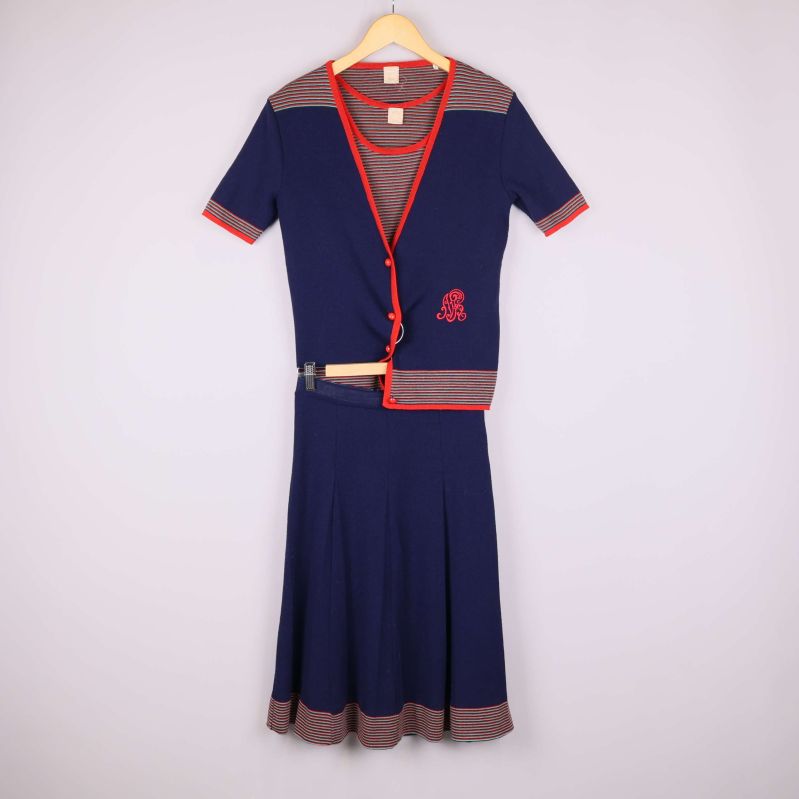 Set med blå kjol och topp ock kofta 