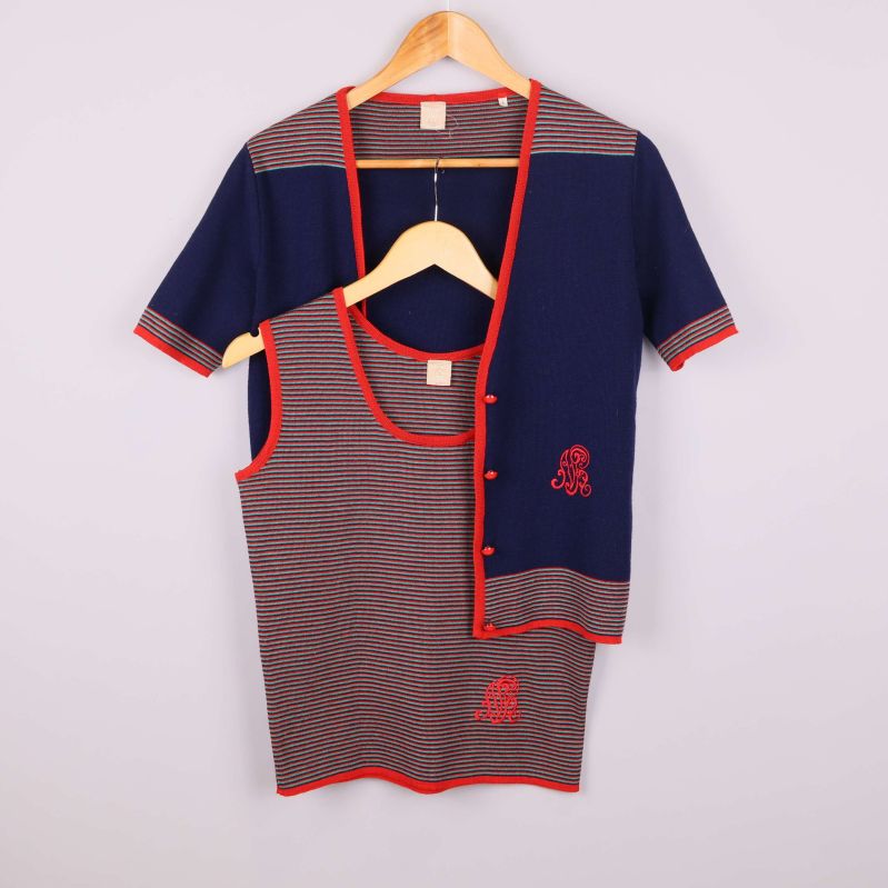 Setets randiga linne och kofta med röda knappar