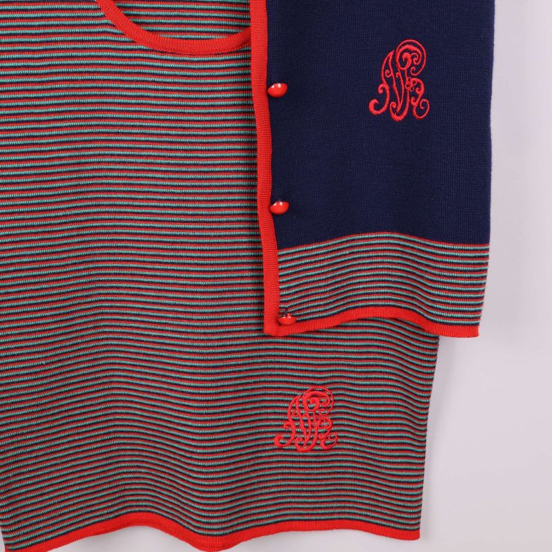 Närbild av ränder och broderad logotyp i rött på setet
